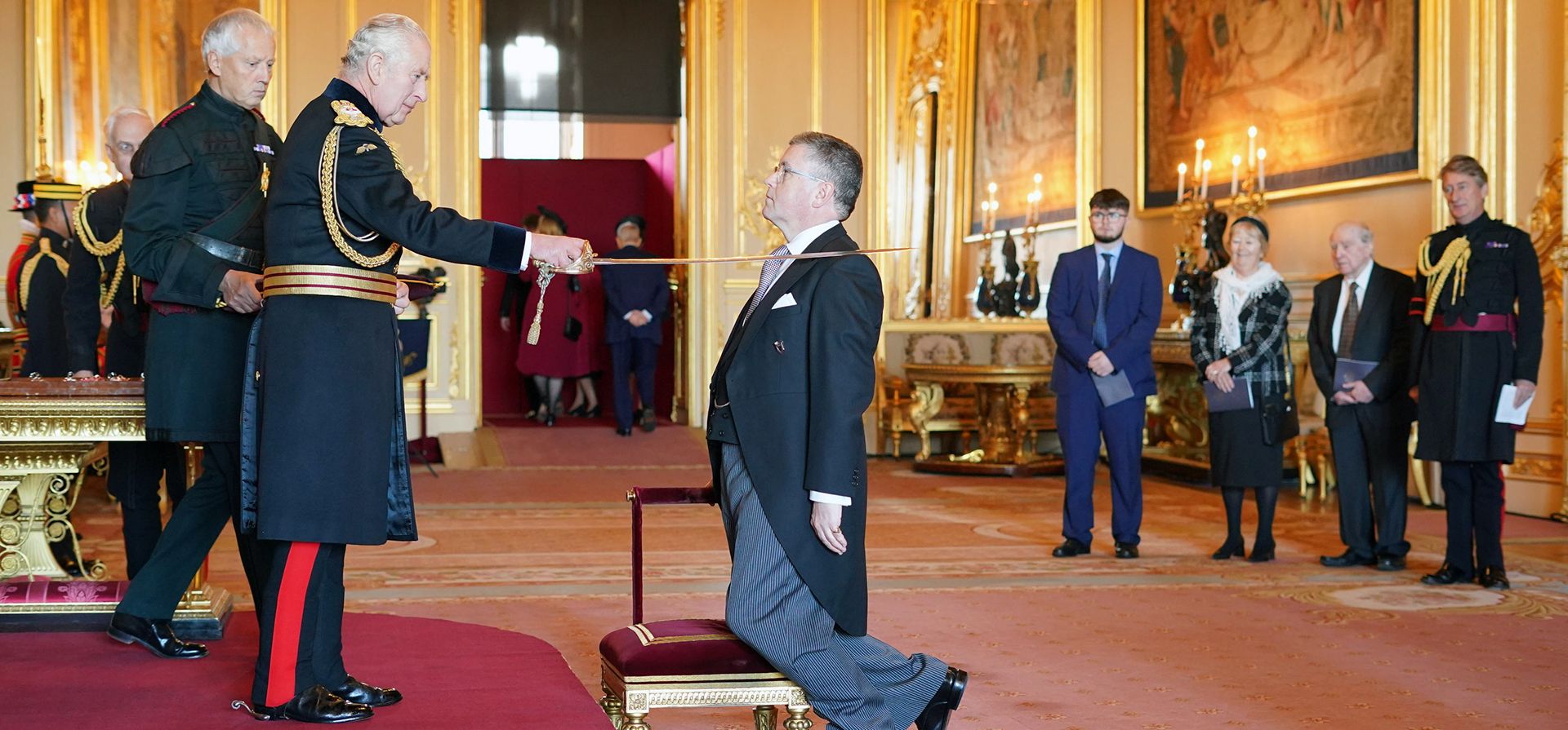 Sir Robert Buckland, Miembro del Parlamento de South Swindon, Lord Canciller y Secretario de Estado de Justicia, de Swindon, es nombrado Caballero Comandante del Imperio Británico por el Rey Carlos III de Gran Bretaña en el Castillo de Windsor, Inglaterra, el miércoles 16 de noviembre de 2022.