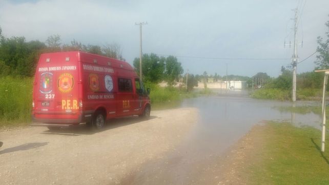 El móvil de los bomberos en el arroyo de San Benito.&nbsp;