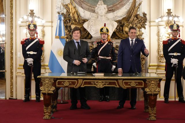 Fondos para Santa Fe. El presidente Javier Milei le tomó juramento este lunes al flamante ministro del Interior