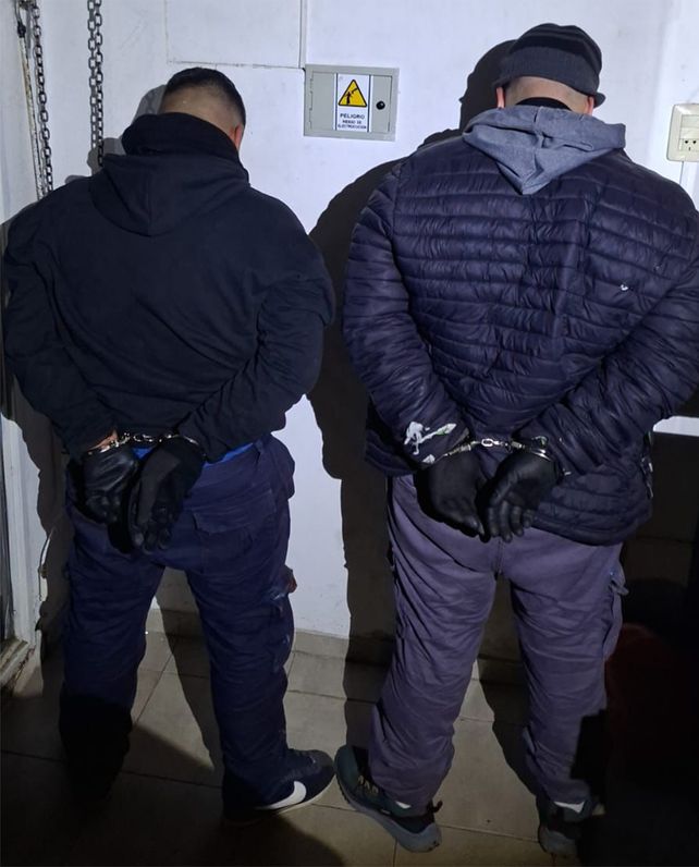 Los delincuentes apresados en el interior del Rapipago