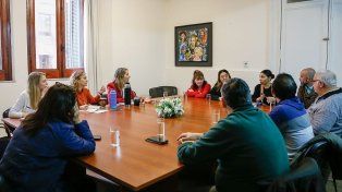 Vecinos del barrio 500 Viviendas de Paraná se reunieron con diputadas justicialistas ante una suba desmesurada del canon de uso que abonan al IAPV.