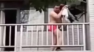 El escape de un amante en ropa interior por un balcón hace furor en Youtube