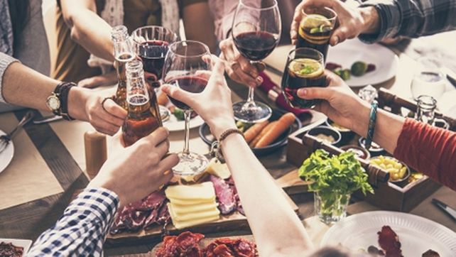 Prohibidos. Los encuentros sociales y familiares no podr&aacute;n celebrarse.