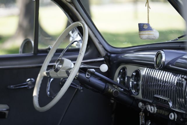 Detalles de un auto clásico. El volante del Chevy 51 de los Andreu.