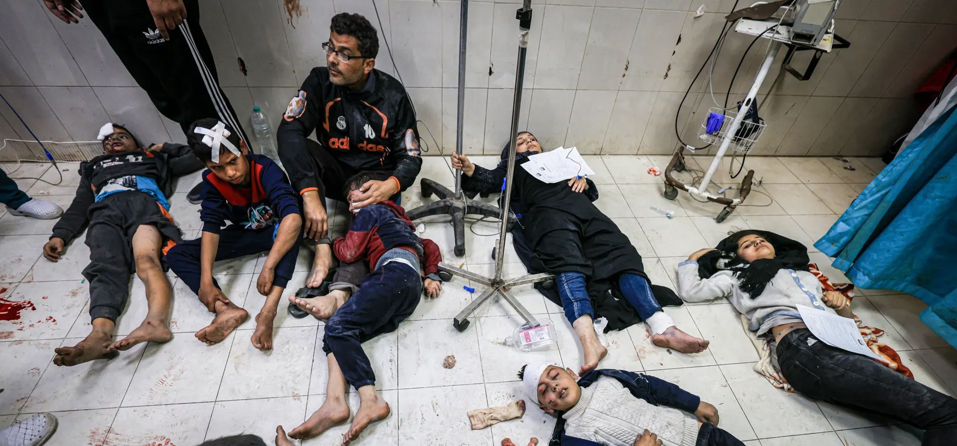 Miembros de la familia Qedra que resultaron heridos durante el bombardeo israelí reciben tratamiento en el hospital Nasser, Khan Younis, Franja de Gaza. Fotografía: Mahmud Hams/AFP/Getty Images Miembros de la familia Qedra que resultaron heridos durante el bombardeo israelí reciben tratamiento en el hospital Nasser, Khan Younis, Franja de Gaza. Fotografía: Mahmud Hams/AFP/Getty Images