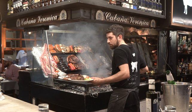 Parrillada. En el Mercado del Puerto el turismo internacional está siempre