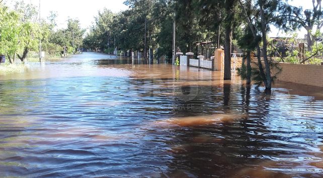 Desbordó el balneario de Laguna Paiva y hay 80 casas inundadas