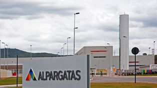 Suspendieron al 80% de los trabajadores de la planta de Alpargatas en Tucumán