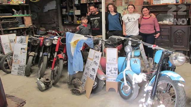Vicente Gutiérrez colecciona motos y antigüedades. Junto a su familia formó un museo y de modo itinerante lo lleva a escuelas y eventos