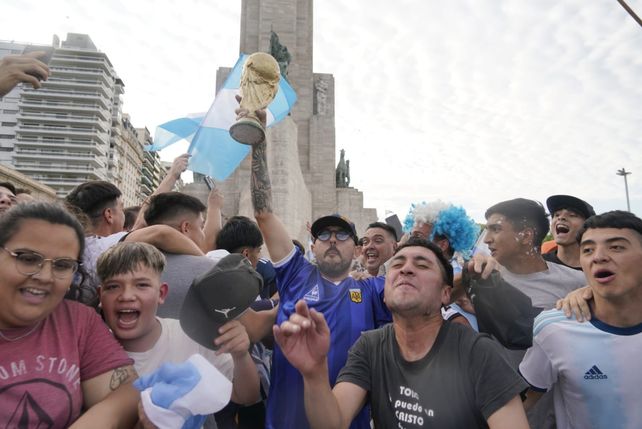 La fiesta del fútbol se armó en el Monumento a la Bandera