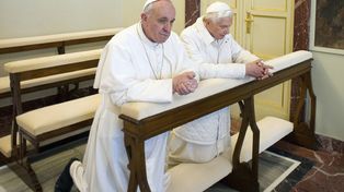 Francisco y Benedicto XVI rezaron juntos en un encuentro histórico