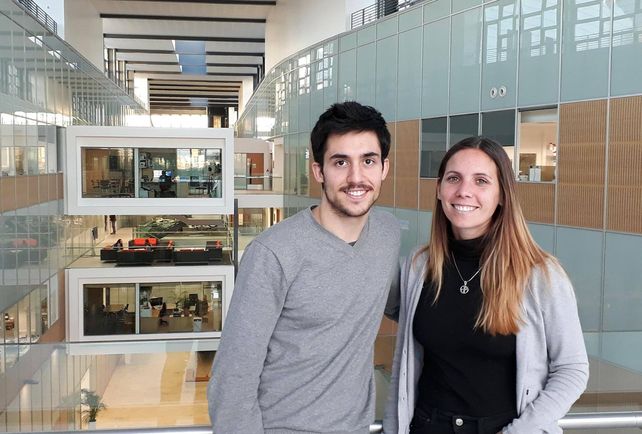Los dos graduados en el laboratorio de biología molecular.
