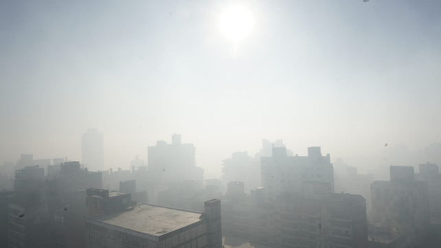 Rosario cubierta por el humo en este martes. Cambió el viento y los rosarinos tendrán otra jornada difícil.