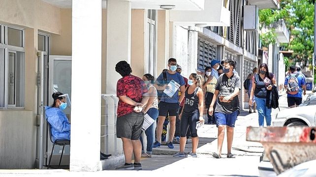Paraná: largas colas para hisoparse y también para vacunarse