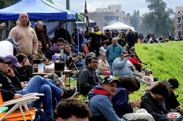 Gran imagen del fervor del público en el talud.
