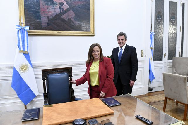 Cecilia Moreau y Sergio Massa. Moreau juró como la primera mujer que presidirá la Cámara de Diputados en toda la historia. 