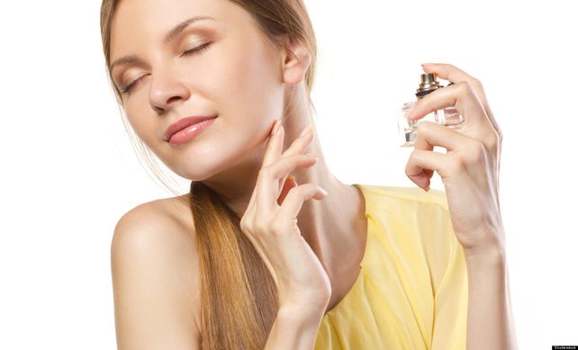 El aroma de los perfumes hacen más atractivos los rostros de las mujeres