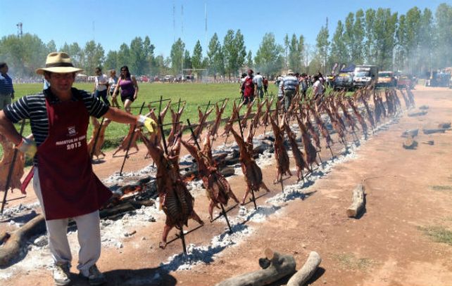 A las 4 prendieron el fuego y a las 13 los 800 chivitos ya estaban listos y chirriantes.