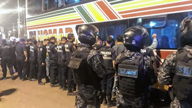 Los hinchas de Banfield se cruzaron con la policía de Córdoba y hubo 14 detenidos.