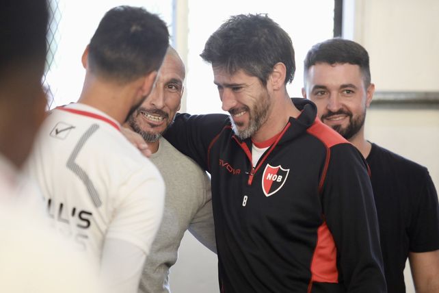 Pablo Guiñazú se abrazó afectuosamente con Pablo Pérez.
