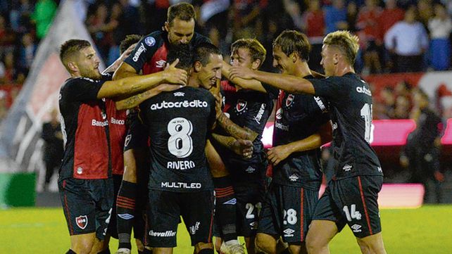 Festejo. Todos abrazan a Lema