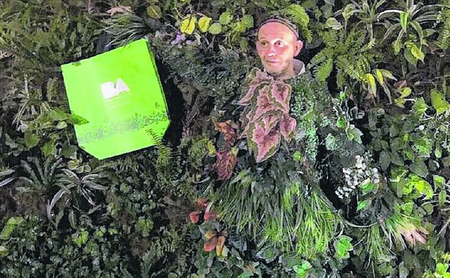 brote verde. El titular de Ambiente se presentó así a un festival.