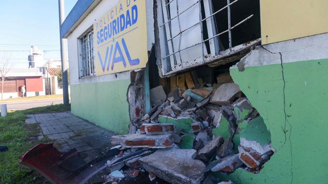 Los daños en la pared del destacamento fueron muy importantes.