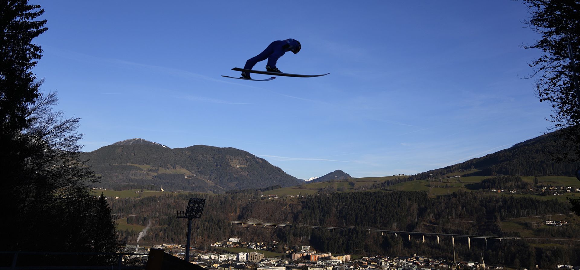 El polaco Pawel Wasek vuela por los aires en la cuarta etapa del 71° torneo de saltos de esquí Four Hills en Bischofshofen, Austria, el viernes 6 de enero de 2023. (Foto AP/Matthias Schrader)