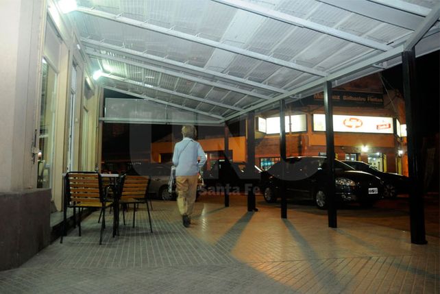 Casi nadie. Este es el panorama que presentan los comercios de Bulevar y Urquiza debido al socavón.