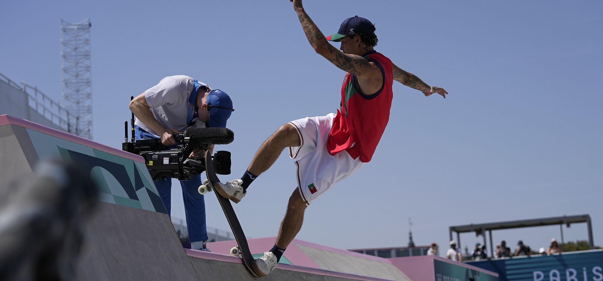 Un camarógrafo interfiere en la carrera de Gustavo Ribeiro, de Portugal, y provoca que se estrelle durante las preliminares de skateboard callejero masculino en los Juegos Olímpicos de Verano de 2024, el lunes 29 de julio de 2024, en París, Francia. A Ribeiro se le permitió otra carrera. (Foto AP/Frank Franklin II) Un camarógrafo interfiere en la carrera de Gustavo Ribeiro, de Portugal, y provoca que se estrelle durante las preliminares de skateboard callejero masculino en los Juegos Olímpicos de Verano de 2024, el lunes 29 de julio de 2024, en París, Francia. A Ribeiro se le permitió otra carrera. (Foto AP/Frank Franklin II)