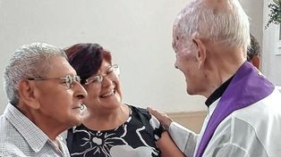 But. El sacerdote fue saludado por vecinos y feligreses de la ciudad de San José de Feliciano.