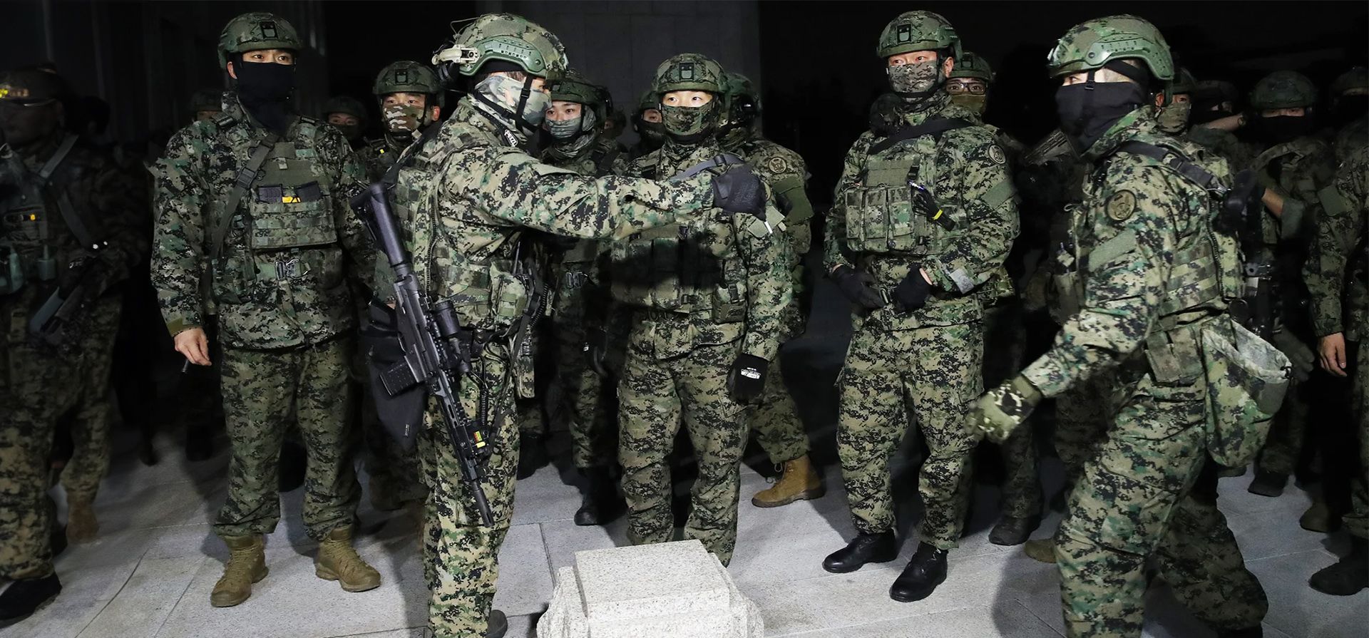 Soldados surcoreanos intentan entrar en la asamblea nacional en Seúl. Fotografía: Chung Sung-jun/Getty Images Soldados surcoreanos intentan entrar en la asamblea nacional en Seúl. Fotografía: Chung Sung-jun/Getty Images