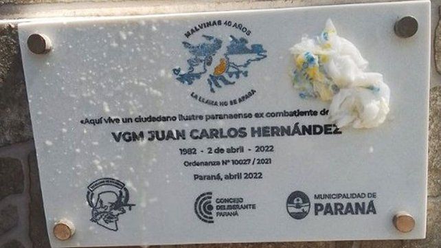 Menores de edad escupieron sobre una placa en homenaje a un combatiente de la Guerra Malvinas. Ocurrió en la zona sur de Paraná