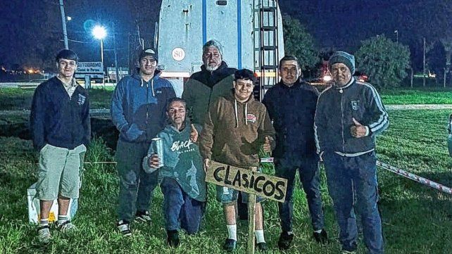 La Peña Los Clásicos dejando en claro que son unos fanáticos.
