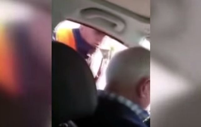 Filmaron a un inspector de tránsito mientras sobornaba una familia de turistas en Salta