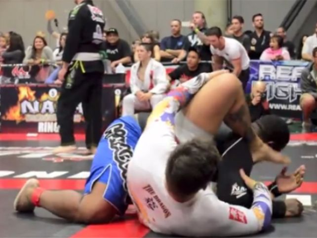 Un luchador lo noqueó con una flatulencia