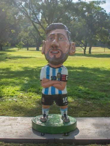 Messi ya tiene su homenaje en Victoria: inauguraron una figura caricaturesca en la Costanera