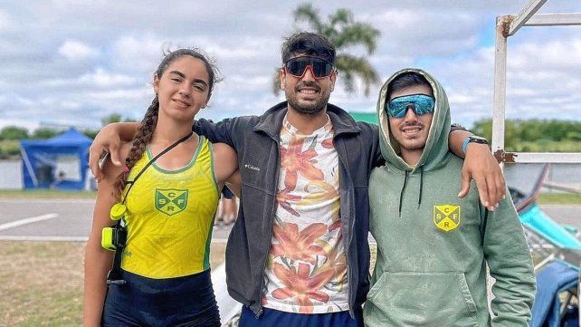El entrenador Mauricio Hoyos junto a los remeros Ingrid Marcipar y Germán Amer en el Tigre.