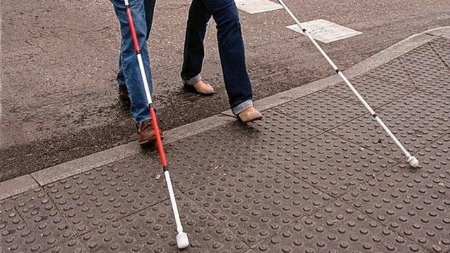 Personas con discapacidad visual: difunden usos de bastones