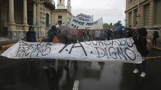 Bajo la lluvia. La manifestación tuvo su punto de partida en la esquina de Urquiza y Corrientes, en Paraná.