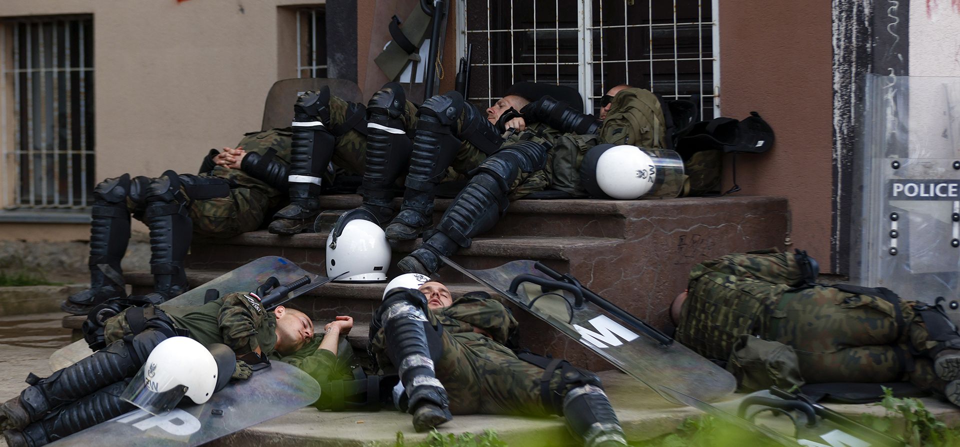 Soldados polacos, descansan frente a un edificio municipal en la ciudad de Zvecan, en el norte de Kosovo, el martes 30 de mayo de 2023. La fuerza de mantenimiento de la paz dirigida por la OTAN en Kosovo reforzó las posiciones en una ciudad del norte tras enfrentamientos con serbios étnicos que dejaron 30 soldados heridos. (Foto AP/Marjan Vucetic) Soldados polacos, descansan frente a un edificio municipal en la ciudad de Zvecan, en el norte de Kosovo, el martes 30 de mayo de 2023. La fuerza de mantenimiento de la paz dirigida por la OTAN en Kosovo reforzó las posiciones en una ciudad del norte tras enfrentamientos con serbios étnicos que dejaron 30 soldados heridos. (Foto AP/Marjan Vucetic)