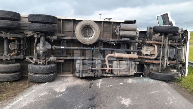 Volcó un camión en Circunvalación Oeste a la altura de la autopista a Rosario