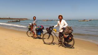 Postal. Pedaleando por las playas de Gambia disfrutaron a su paso de un paisaje encantador.
