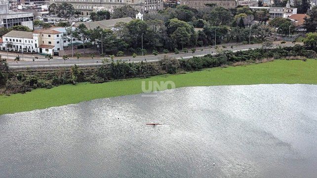 Suciedad en el lago del Parque del Sur: instalarán cinco bombas de filtrado para oxigenar y limpiar el agua