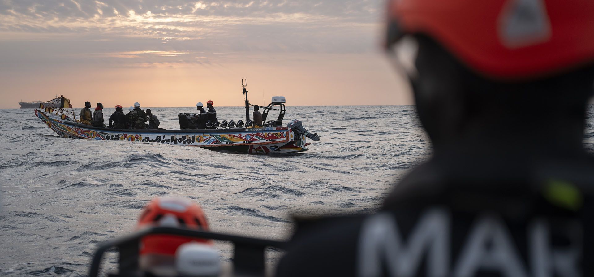 Marineros senegaleses en su zodiac se acercan a una piragua de pescadores para realizar una inspección durante una misión de búsqueda de barcos de inmigrantes ilegales cerca de la costa de Dakar, Senegal, el sábado 16 de noviembre de 2024. (Foto AP/Sylvain Cherkaoui) Marineros senegaleses en su zodiac se acercan a una piragua de pescadores para realizar una inspección durante una misión de búsqueda de barcos de inmigrantes ilegales cerca de la costa de Dakar, Senegal, el sábado 16 de noviembre de 2024. (Foto AP/Sylvain Cherkaoui)