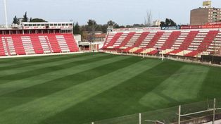 Trabajos de acondicionamiento en el campo de juego de Unión