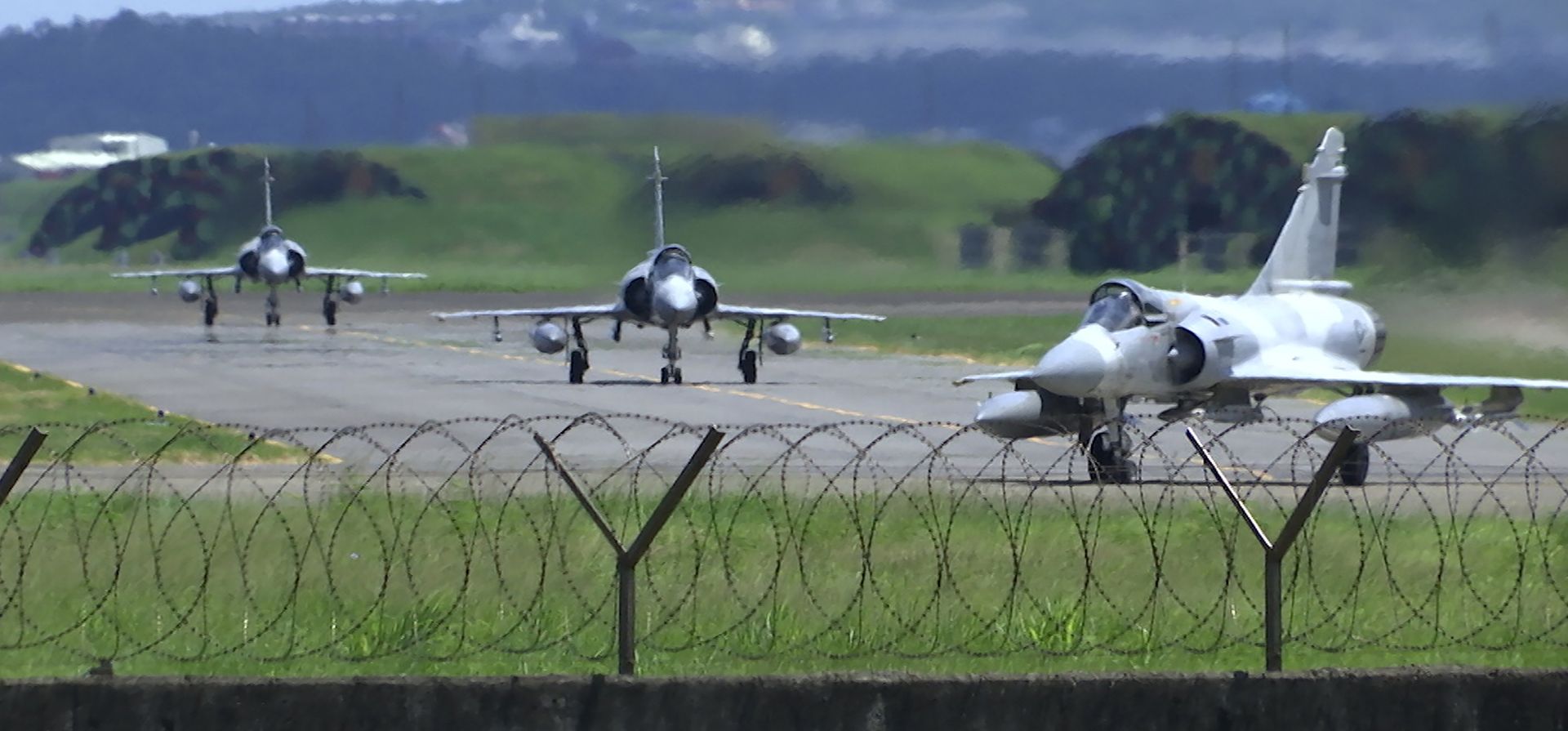 Aviones de combate Mirage de la Fuerza Aérea de Taiwán ruedan en una pista de aterrizaje en una base aérea en Hsinchu, Taiwán, el viernes 5 de agosto de 2022. China dice que convocó a diplomáticos europeos en el país para protestar contra las declaraciones emitidas por el Grupo de los Siete países y la Unión Europea que critican amenaza con ejercicios militares chinos alrededor de Taiwán.