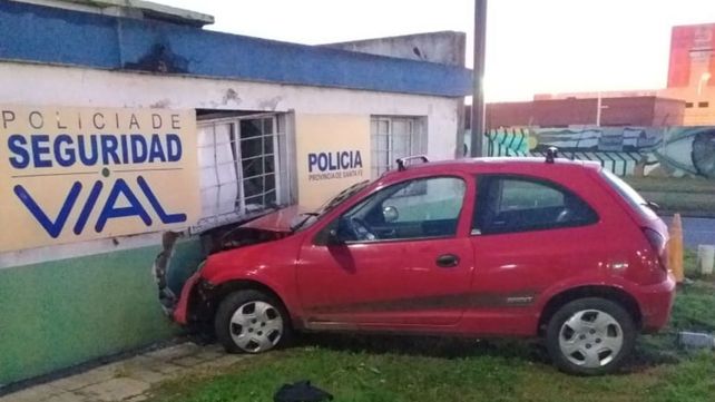 El Celta se estrelló contra la sede de la Policía de Seguridad Vial
