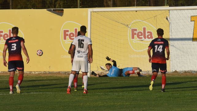 Atajada. Villanueva se quedó con el remate de Hernández y así Córdoba logró la primer triunfo en la C.