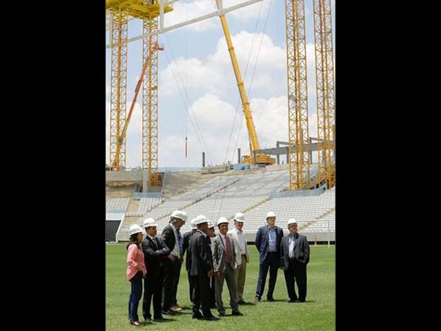 Valcke visitó el estadio de la inauguración del Mundial